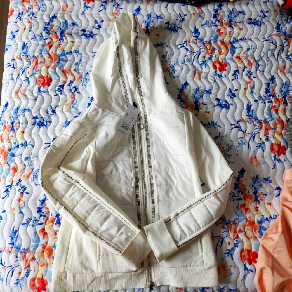 i'cona White Puffer Jacket